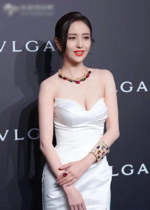 闫娜内衣照片,性感魅力一触即发